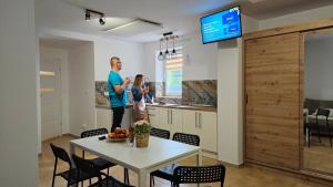 Μια τηλεόραση ή/και κέντρο ψυχαγωγίας στο Akita Apartamenty