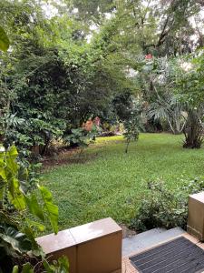 a garden with a bench and a grass yard at Villa Mango in Abidjan