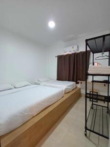 um quarto com uma cama e um beliche com uma escada em JW Homestay Betong เจ ดับบลิว โฮมสเตย์ เบตง em Betong