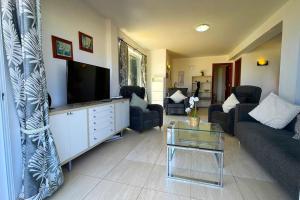 a living room with a couch and a tv at Comfortable 2 bed in Arguineguín in Arguineguín