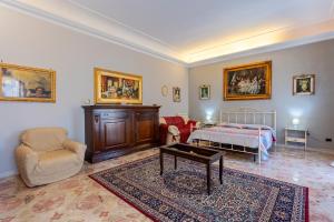 une chambre avec un lit, une chaise et une table dans l'établissement La casa di Giusy, à Mazara del Vallo 15 autres photos