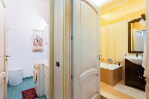 une salle de bain avec toilettes et lavabo dans l'établissement La casa di Giusy, à Mazara del Vallo