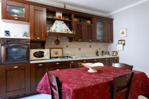 d'une cuisine avec une table et un chiffon rouge. dans l'établissement La casa di Giusy, à Mazara del Vallo