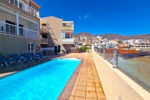 a swimming pool on the side of a building at Comfortable 2 bed in Arguineguín in Arguineguín