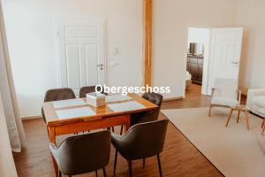 een woonkamer met een eettafel en stoelen bij Alte Münze Apartments in Goslar +17 foto's