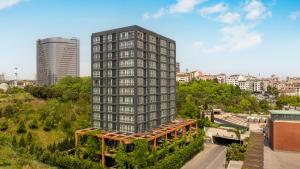 uma vista superior de um edifício alto numa cidade em Mayar Residence Hotel em Istambul