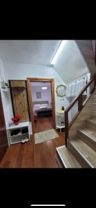 une chambre avec un escalier et une chambre avec un lit dans l'établissement Traditional Bazaar Home2, à Korçë