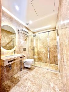 La salle de bains est pourvue d'une douche et de toilettes. dans l'établissement Soho Boutique Tetuán, à Tetouan