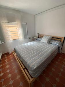 - une chambre avec un lit dans une pièce dotée d'une fenêtre dans l'établissement Casa en la Isla de Tabarca, à Tabarca