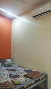 Habitación con cama y ventilador. en आंगण होम स्टे, en Malvan