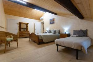 1 dormitorio con 2 camas y 1 silla en una habitación en Casa Vacanze Mon Rêve, en Cavalcaselle