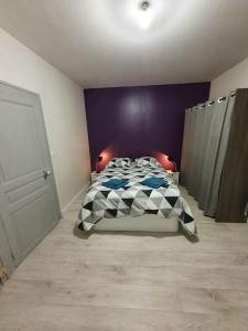 Posteľ alebo postele v izbe v ubytovaní Appart T2 RDC clim wifi Issoudun