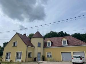 a yellow house with a brown roof at La Chambre Des Issarts in Gevrey-Chambertin