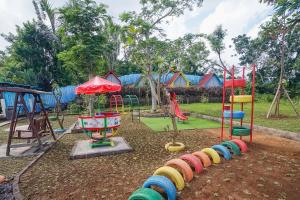 um playground com muitos tipos diferentes de equipamentos de jogo em Rainbow Glamping em Padangan