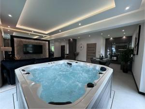 TV a/nebo společenská místnost v ubytování Apartament z Jacuzzi