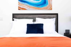 Katil atau katil-katil dalam bilik di Thrush Nest View Studio Apartment