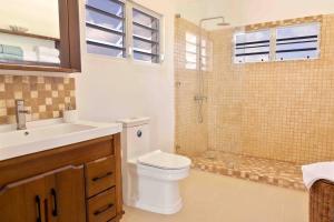 Bilik mandi di Thrush Nest View Studio Apartment