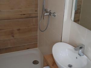 łazienka z wanną, toaletą i umywalką w obiekcie Das Haus am See w mieście Sinzheim