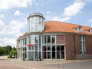 ein Gebäude mit einem Glasturm darüber in der Unterkunft Hotel Bargenturm in Lüneburg