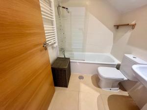 a bathroom with a toilet and a sink and a bath tub at Condado de Alhama, NARANJOS 4 SV08 in El Romero +14 photos