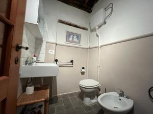 フィヴィッツァーノにあるAgriturismo B&B Luna di Quarazzana in Fivizzano Tuscanyのバスルーム(白いトイレ、シンク付)