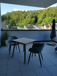 einen Tisch und Stühle auf einem Balkon mit Aussicht in der Unterkunft Ferienwohnung Sternenblick in Schönau im Schwarzwald