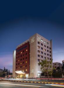 ein Hotelgebäude mit Fahrrädern an der Seite in der Unterkunft Corp Amman Hotel in Amman