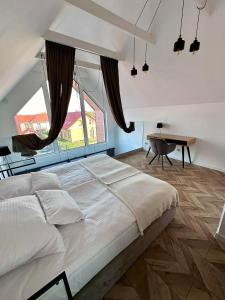 烏斯特卡的住宿－SunBaltic Premium Ustka, II Poziomy, Przy Lesie, Dwa Balkony, Klimatyzacja, Parking，一间卧室配有一张大床和一张书桌