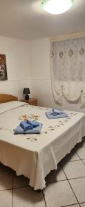 a bedroom with a bed with two towels on it at Milicia Apartment in Mandra Capreria