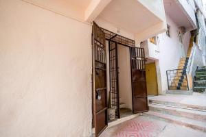 een open deur in een gebouw met een trap bij Paradise Homestay in Pune