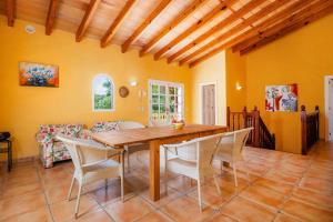 een eetkamer met een houten tafel en stoelen bij Villa Ensueño in Cala Ratjada