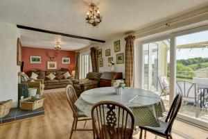 Posezení v ubytování Brook Cottage