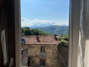 een uitzicht vanuit een raam van een gebouw met bergen bij Agriturismo B&B Luna di Quarazzana in Fivizzano Tuscany in Fivizzano