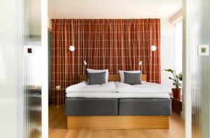 Ένα ή περισσότερα κρεβάτια σε δωμάτιο στο Hobo Helsinki