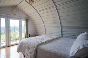 A bed or beds in a room at Rainbow Glamping