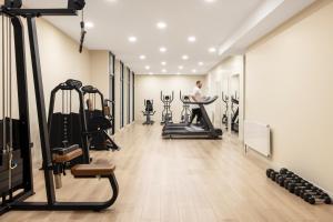 The fitness centre and/or fitness facilities at Mayar Residence Hotel