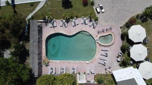 an overhead view of a pool with chairs and tables at Jenny Hotel in Siviri