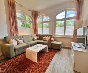 een woonkamer met een bank en een salontafel bij Villa Aegir 103 in Neuhof