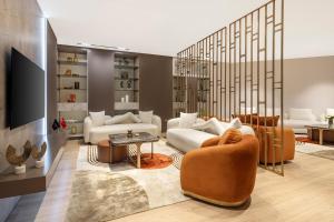 uma sala de estar com dois sofás e uma televisão em Mayar Residence Hotel em Istambul