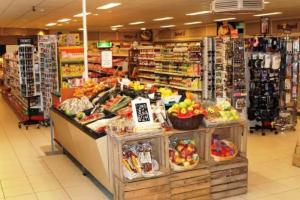 a grocery store filled with lots of fruits and vegetables at Luxe uitgerust vakantiehuis op de Veluwe in Hoenderloo