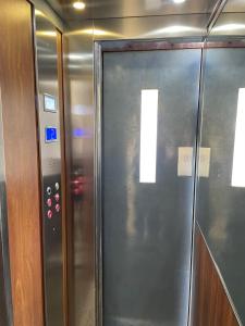 un ascensor en una oficina con dos ventanas. en Royal Dante, en Nápoles