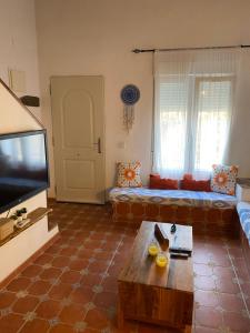 - un salon avec un canapé et une table basse dans l'établissement Casa en la Isla de Tabarca, à Tabarca