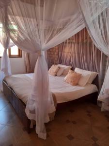 Postel nebo postele na pokoji v ubytování Secrets Guest House Entebbe