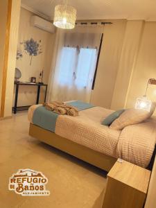 1 Schlafzimmer mit 2 Betten und einem Fenster in der Unterkunft Refugio de Baños in Baños de la Encina