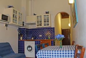 - une cuisine avec une table et un lave-linge dans l'établissement Max Apartments, à Florence