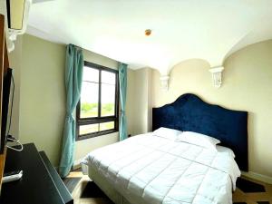 Un dormitorio con una cama grande y una ventana. en Espana 2 Bed Sea View N5, en Jomtien Beach