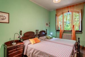 - une chambre avec 2 lits et une fenêtre dans l'établissement La Romea Altopascio, à Altopascio