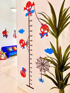 une vignette murale en araignée et un thermomètre dans l'établissement Legoland-Happy Wonder Love Suite-Elysia- Max8pax-with Garden-Pool view, à Nusajaya