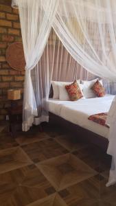Postel nebo postele na pokoji v ubytování Secrets Guest House Entebbe