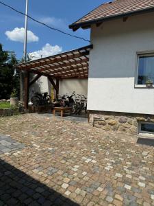 Eine Gruppe Fahrräder parkte neben einem Gebäude in der Unterkunft Pelini - 1 in Szentendre